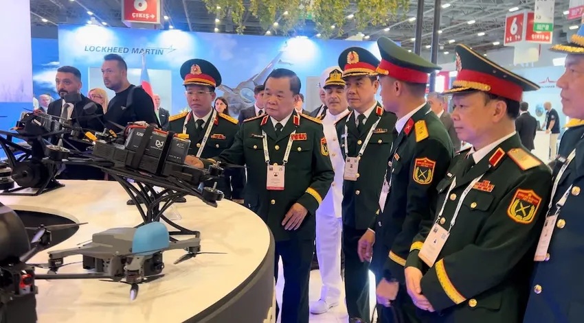 A high-level delegation from the Vietnamese Ministry of National Defense attended the International Defense Industry Exhibition in Türkiye.