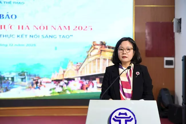 Ms. Le Thi Anh Mai, Deputy Director of the Hanoi Department of Culture and Sports, speaks at the press conference.