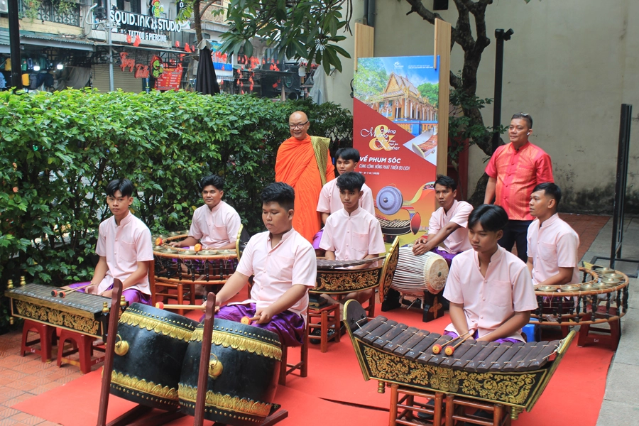 A Khmer five-tone orchestra