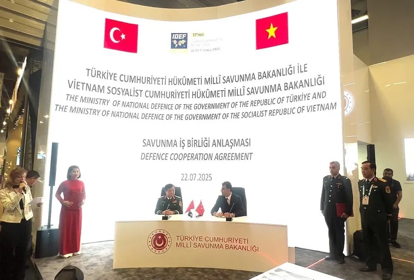 Deputy Minister of National Defense Hoàng Xuân Chiến and Deputy Minister Musa Heybet signed the Agreement on Defense Cooperation between the Ministries of National Defense of Vietnam and Türkiye.